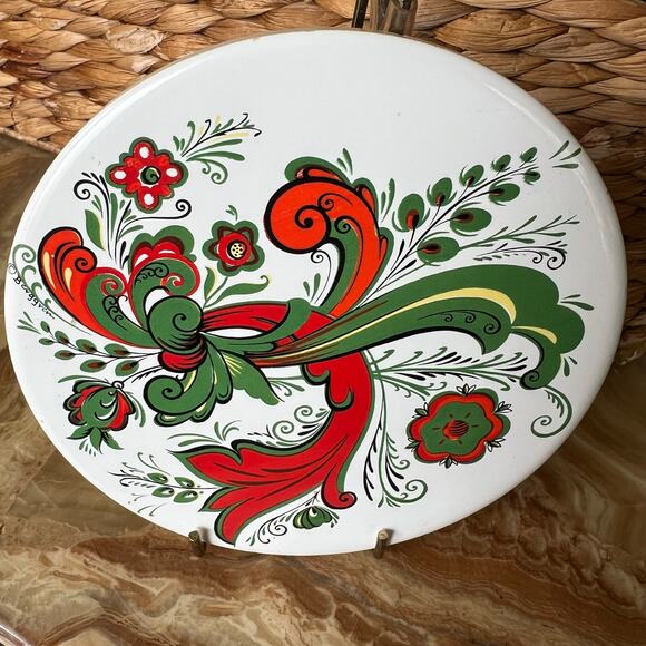 Red & Green Filigree 6” Tile - Picture 3 of 6